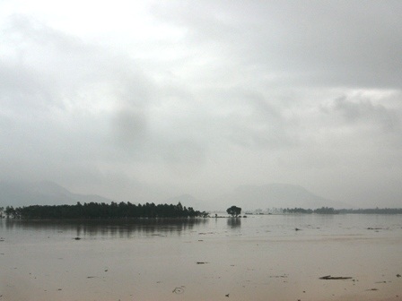 Nước lũ lên, giá cả cũng “lụt” - 1